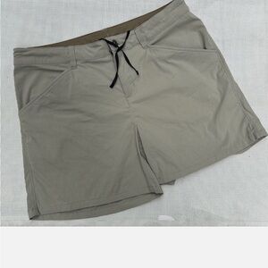 Patagonia quandary short khaki 5” like new